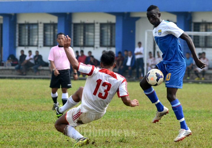 Makan Konate Hadang Bola Pemain UNI