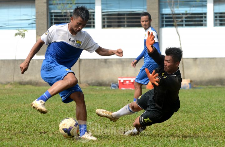Rudiyana Mengecoh Kiper Shahar Ginanjar