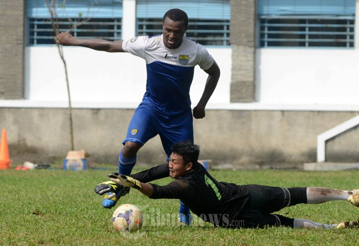 Penjaga Gawang M Natsir Rebut Bola Coulibaly Djibril