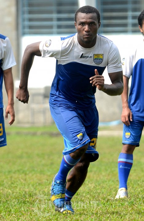 Coulibaly Djibril Lakukan Pemanasan