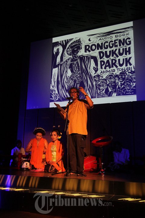 Seniman Butet Kertaredjasa menarasikan buku audio 'Ronggeng Dukuh Paruk' karya Ahmad Tohari di Galeri Indonesia Kaya, Jakarta, Jumat (7/3/2014). Peluncuran buku audio yang didukung Djarum Apresiasi Budaya tersebut juga dimeriahkan dengan penampilan seni lengger oleh Ronggeng Sekar Wigati asal Banyumas. 