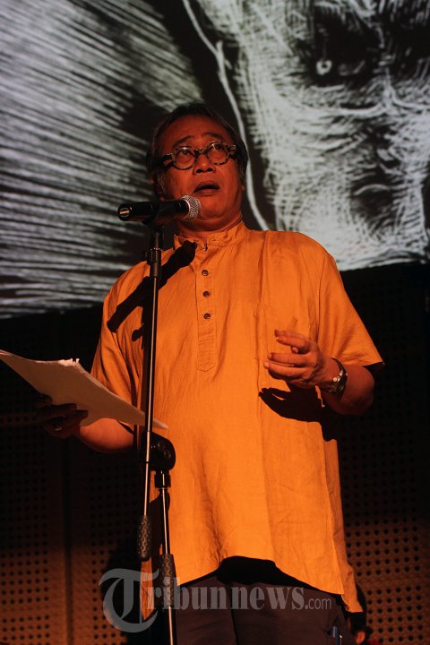 Seniman Butet Kertaredjasa menarasikan buku audio 'Ronggeng Dukuh Paruk' karya Ahmad Tohari di Galeri Indonesia Kaya, Jakarta, Jumat (7/3/2014). Peluncuran buku audio yang didukung Djarum Apresiasi Budaya tersebut juga dimeriahkan dengan penampilan seni lengger oleh Ronggeng Sekar Wigati asal Banyumas. 