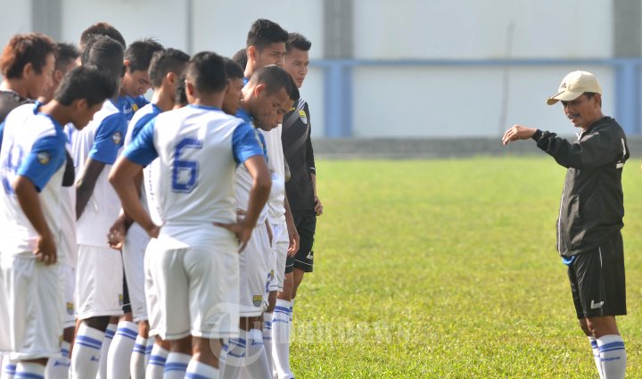 Djadjang Nurjaman Memberi Pengarahan