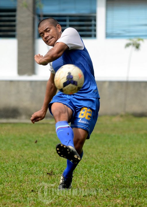 Tantan Mengumpan Bola