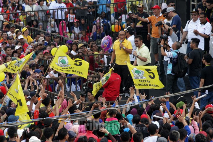 Ketum Golkar Ikut Jalan Sehat HUT Bosowa ke 41