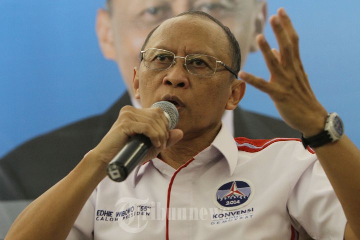 Peserta konvensi capres Partai Demokrat, Pramono Edhie Wibowo saat peluncuran buku di Jakarta Pusat, Kamis (13/3/2014). Pramono Edhie meluncurkan buku berjudul 'Saya dan Ayah Saya: Diskusi Imajiner Pramono Edhie Wibowo dan Sarwo Edhie Wibowo yang ditulis oleh Rini Mulyati dan sebuah buku biografi 'Pramono Edhie Wibowo dan Cetak Biru Indonesia ke Depan' yang ditulis oleh Rajab Ritonga. 