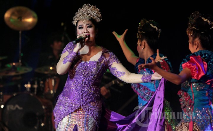 Syaharani Tampil Berkebaya di Bandung