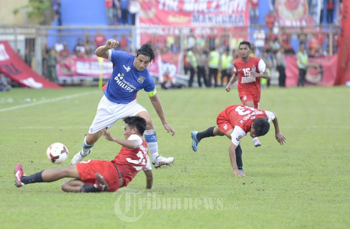 Fernando Gaston Soler Dihadang Dua Pamain PSM