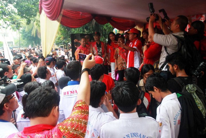 HARAM UNTUK KORUPSI - Ketua Umum Partai Keadilan dan Persatuan Indonesia (PKPI) Sutiyoso disambut pendukungnya saat kampanye terbuka di Mampang, Jakarta Selatan, Senin (17/4). Dalam kampanyenya, Sutiyoso menekankan para kadernya untuk tidak melakukan korupsi untuk Indonesia yang lebih baik. 