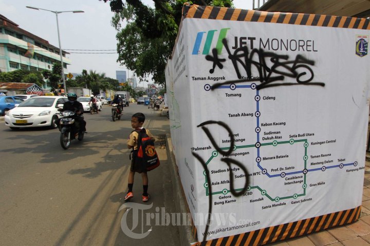 Pagar Proyek Jet Monorel Terpasang di Trotoar Tanah Abang