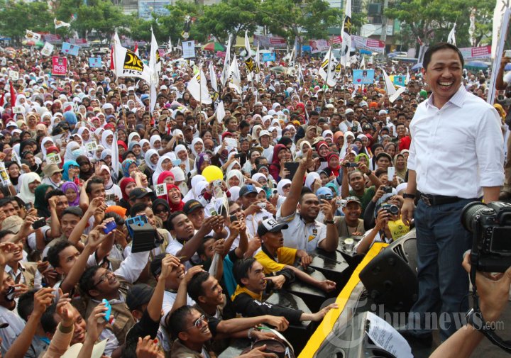 Presiden Partai Keadilan Sejahtera (PKS), Anis Matta membawakan orasi politiknya saat melakukan kampanye terbuka di Lapangan Gajah Mada, Jalan Krakatau, Medan, Sumatera Utara, Rabu (26/3/2014). Kampanye terbuka yang diikuti ribuan simpatisan dan kader PKS tersebut bertujuan memaparkan visi-misi capres dalam menghadapi dan mensukseskan Pemilu pada 9 April 2014 mendatang. 