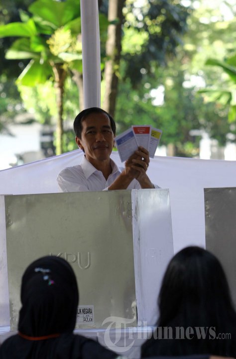 Jokowi Nyoblos di TPS 27 Taman Suropati Menteng