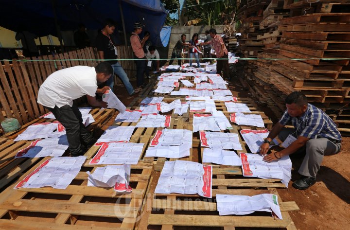 Petugas TPS Menjemur Surat Suara Basah Akibat Hujan
