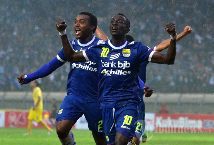 Selebrasi Konte dan Djibril