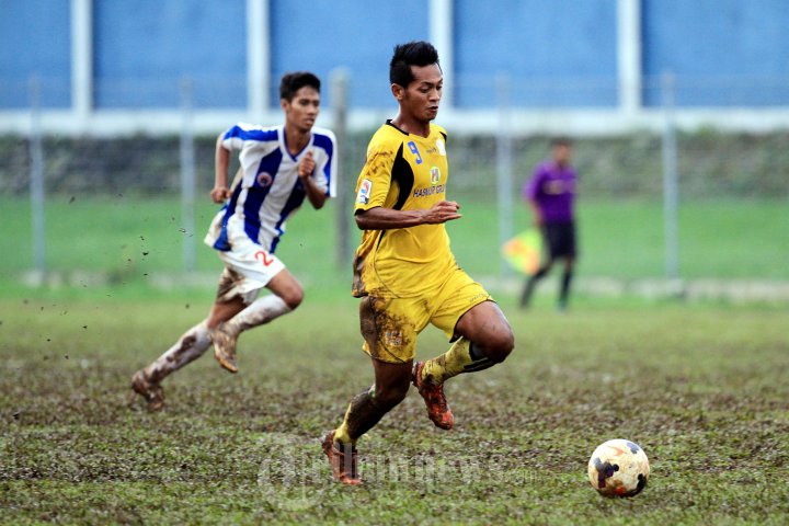 Yongki Aribowo Giring Bola Dibayangi Pemain UMS