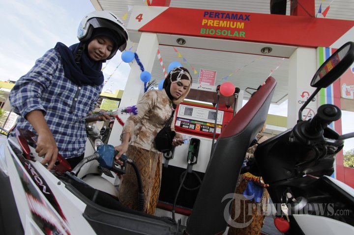 Petugas SPBU Banda Aceh Pakai Kebaya