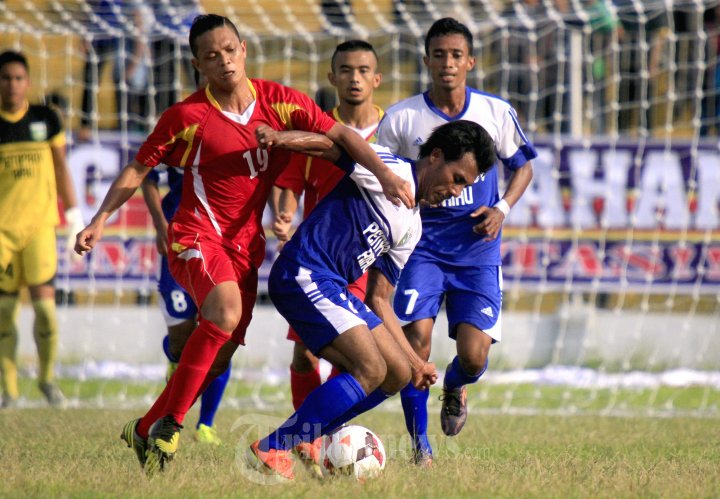 Awal Ramadan Bintang Jaya Rebut Bola Andre Abubakar PSPS