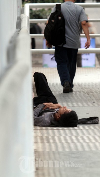 Seorang Gepeng Tertidur di JPO Setia Budi