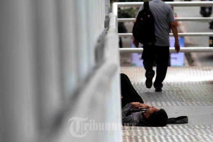 Seorang Gepeng Tertidur di JPO Setia Budi