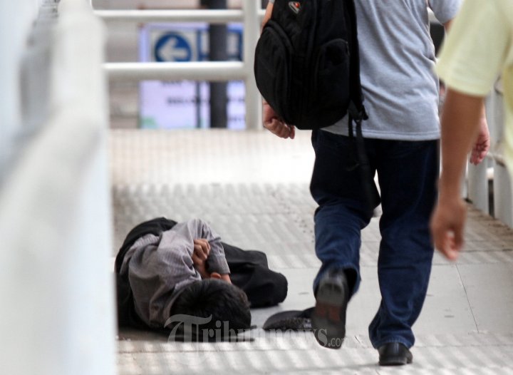 Seorang Gepeng Tertidur di JPO Setia Budi