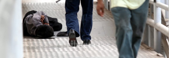 Seorang Gepeng Tertidur di JPO Setia Budi