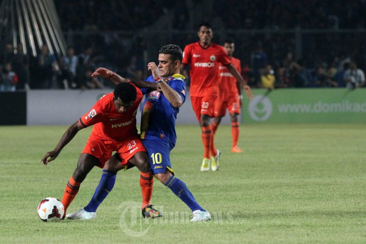 Victor Pae Berjibaku Dengan Christian Gonzales