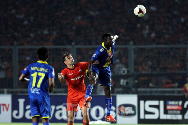 Ivan Bonsjak Berebut Bola Dengan Thierry