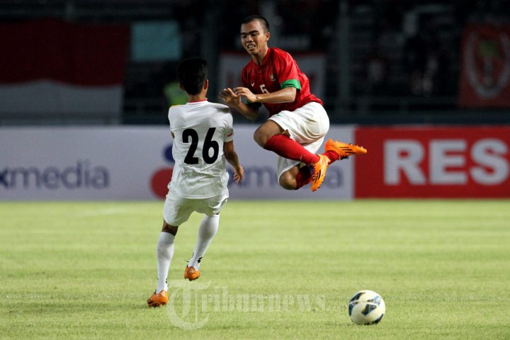 Muhammad Fatchu Rochman Rebut Bola Chit Hla Aung