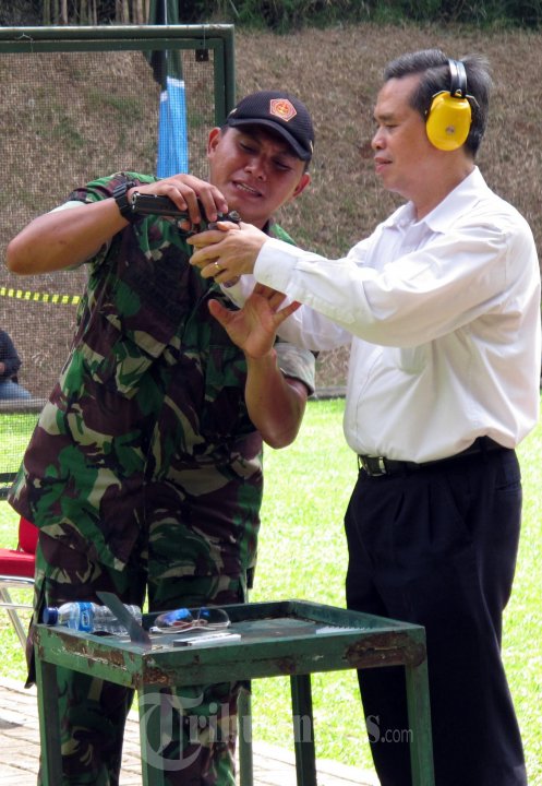 Tjipta Lesmana Didampingi Kapuspen TNI Diacara Lomba Tembak