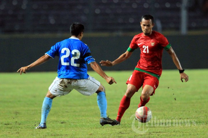 Supardi berbaju merah timnas Indonesia.