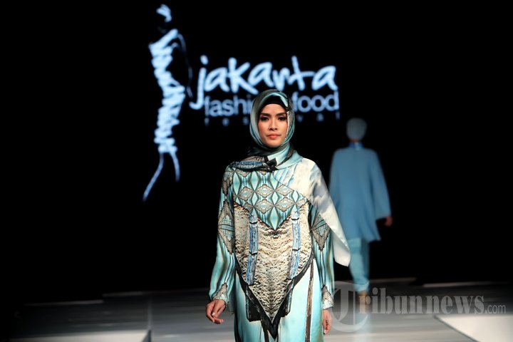 Fashion Show Karya Itang Yunasz di JFFF