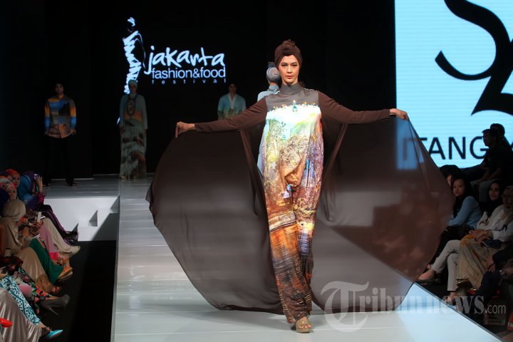 Fashion Show Karya Itang Yunasz di JFFF