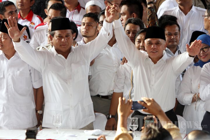 Bakal Capres Prabowo Subianto dan bakal Cawapres Hatta Rajasa, melambaikan tangan saat acara deklarasi pencapresan mereka di Jakarta Timur, Senin (19/5/2014). Prabowo dan Hatta yang diusung enam partai, yaitu Gerindra, PAN, PKS, PPP, Golkar, dan PBB ini akan mendaftarkan diri ke KPU pada Selasa (20/5/2014). 