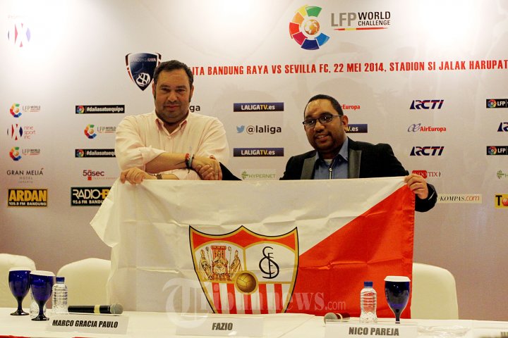 Jesus Gomez dan Marco Gracia Paulo Jabat Tangan