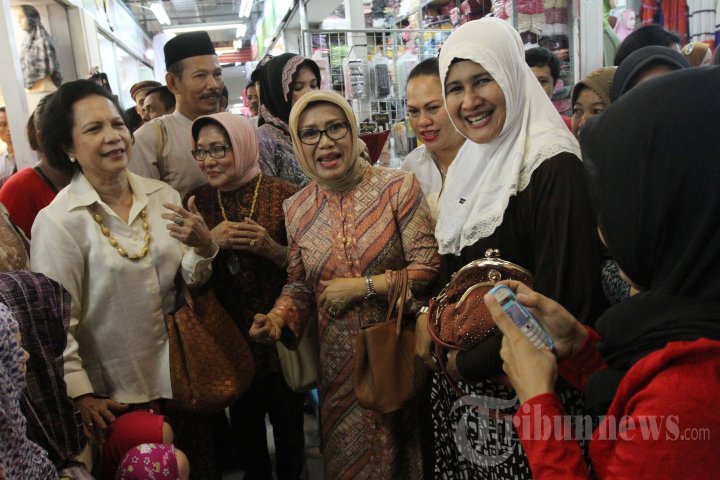 Istri Jusuf Kalla Belanja di Tanah Abang