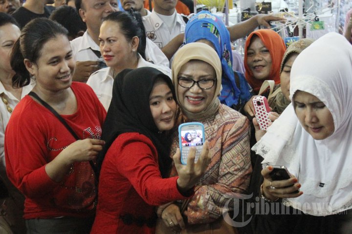 Istri Jusuf Kalla Belanja di Tanah Abang