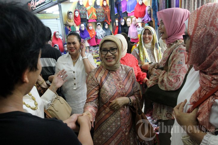 Istri Jusuf Kalla Belanja di Tanah Abang