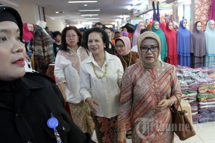 Istri Jusuf Kalla Belanja di Tanah Abang