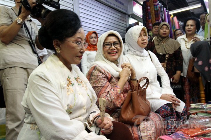 Istri Jusuf Kalla Belanja di Tanah Abang