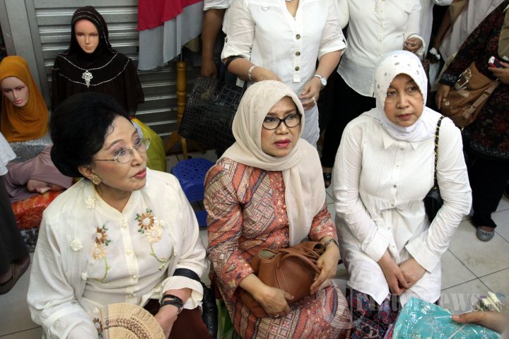 Istri Jusuf Kalla Belanja di Tanah Abang