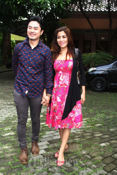 Cinta Penelope dan Donny Pesan Busana Pengantin