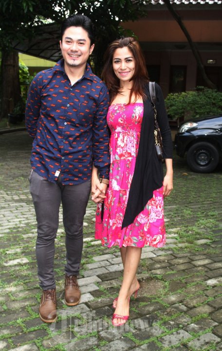 Cinta Penelope dan Donny Pesan Busana Pengantin