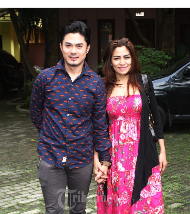 Cinta Penelope dan Donny Pesan Busana Pengantin