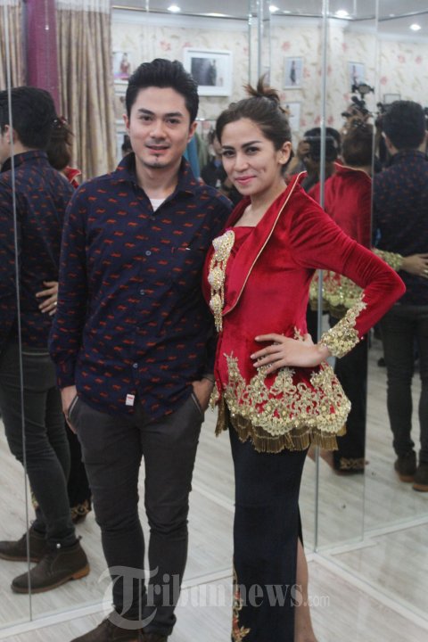 Cinta Penelope dan Donny Pesan Busana Pengantin