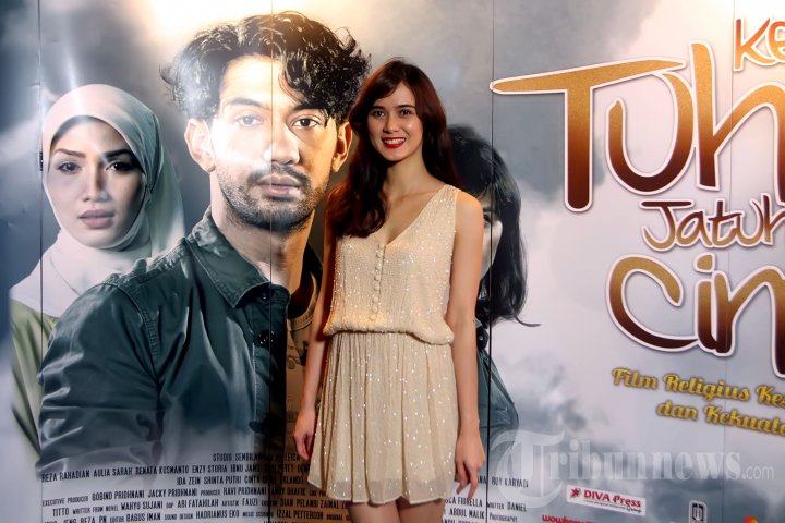Aktris dan model, Renata Kusmanto saat menghadiri acara pemutaran film Ketika Tuhan Jatuh Cinta yang turut dibintanginya, di Strudio Epicentrum XXI, Jakarta Selatan, Senin (2/6/2014) malam. Film yang terinspirasi dari novel karya Wahyu Sujani dengan judul yang sama tersebut diangkat dari kisah nyata perjalanan cinta dan perjuangan hidup seorang pelukis pasir bernama Ahmad Hizalul Fikri. 