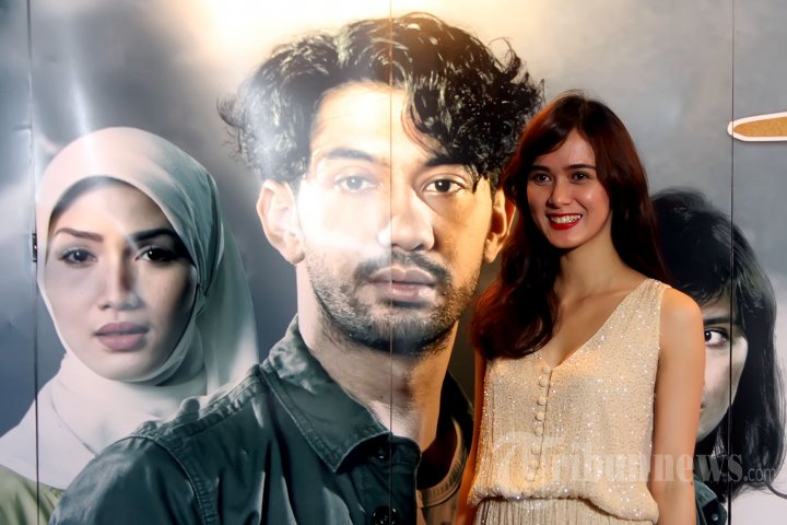Aktris dan model, Renata Kusmanto saat menghadiri acara pemutaran film Ketika Tuhan Jatuh Cinta yang turut dibintanginya, di Strudio Epicentrum XXI, Jakarta Selatan, Senin (2/6/2014) malam. Film yang terinspirasi dari novel karya Wahyu Sujani dengan judul yang sama tersebut diangkat dari kisah nyata perjalanan cinta dan perjuangan hidup seorang pelukis pasir bernama Ahmad Hizalul Fikri. 