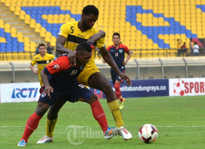 Abanda Herman Rebut Bola David Laly