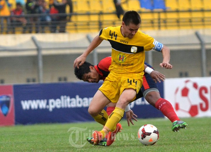 Bambang Pamungkas Halangi Bola Mekan Nasyron