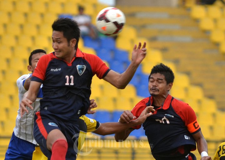 Bambang Pamungkas Berusaha Jebol Gawang Barito