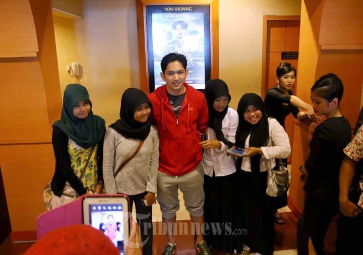 Artis Ibnu Jamil berfoto bersama fans usai nobar di studio 21 Mall Panakukang Makassar, Senin (9/6). Nobar ini dalam rangka promo Film Ketika Tuhan Jatuh Cinta yang dibintanginya. 